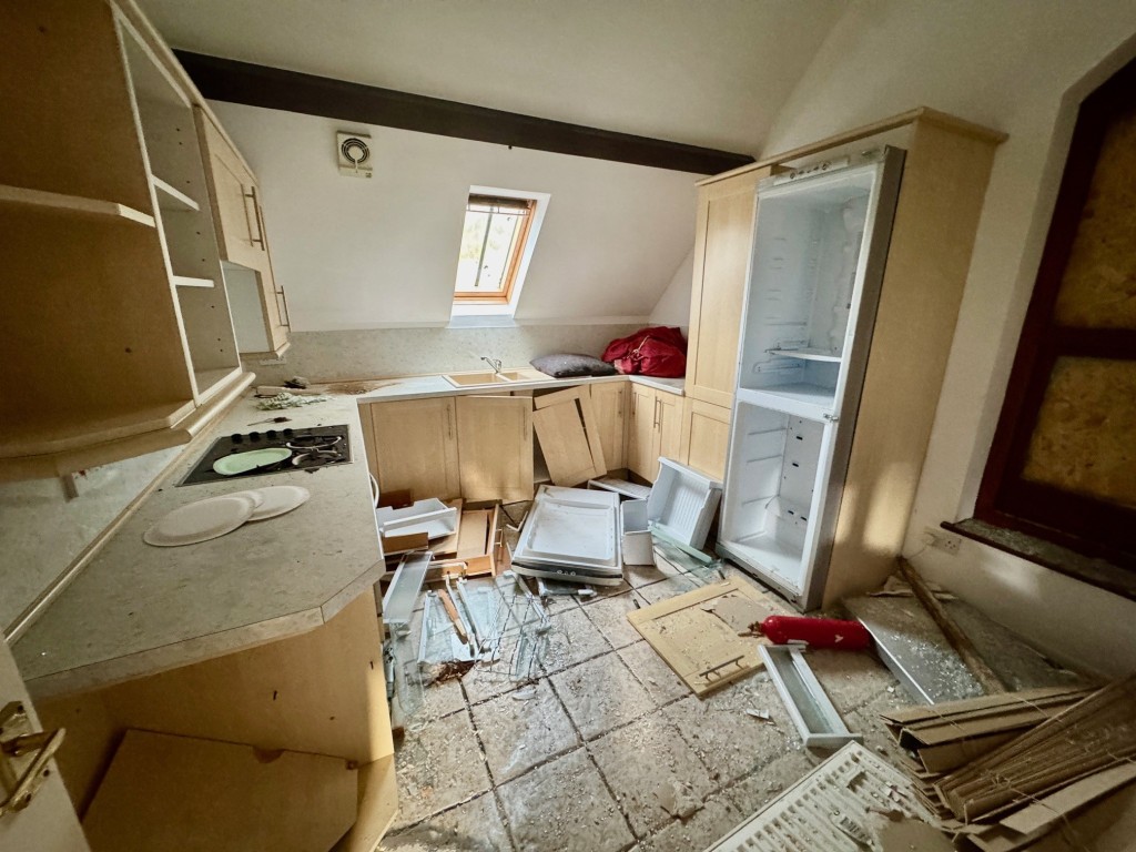 Lot: 72 - FORMER DANCE STUDIO AND TWO-BEDROOM FLAT - First floor kitchen